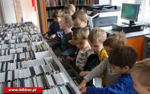Przedszkolaki zwiedziły bibliotekę „od kuchni” (4)