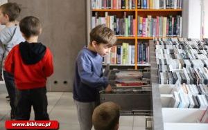 Przedszkolaki zwiedziły bibliotekę „od kuchni” (9)