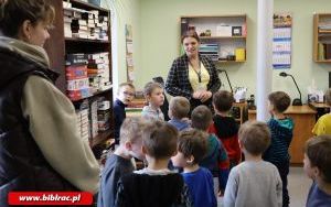 Przedszkolaki zwiedziły bibliotekę „od kuchni” (10)