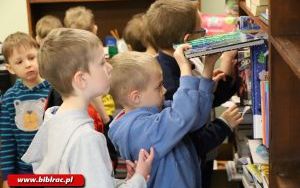 Przedszkolaki zwiedziły bibliotekę „od kuchni” (19)