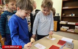 Przedszkolaki zwiedziły bibliotekę „od kuchni” (1)