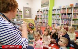 Przedszkolaki zwiedziły bibliotekę „od kuchni” (5)