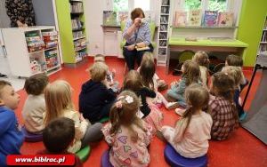 Przedszkolaki zwiedziły bibliotekę „od kuchni” (11)