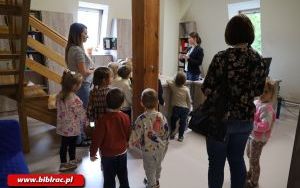 Przedszkolaki zwiedziły bibliotekę „od kuchni” (12)