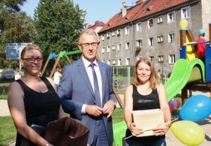 Plac zabaw dla dzieci (ul. Pomnikowa)