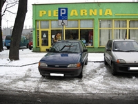 Parkowanie na miejscu dla osoby niepełnosprawnej.