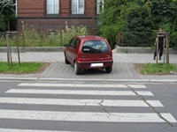 Utrudnianie ruchu pieszym przy opuszczaniu przejścia dla pieszych.