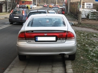 Całkowite utrudnienie ruchu pieszych po chodniku.
