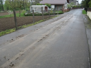 Zanieczyszczenie drog publiczneji błotem.
