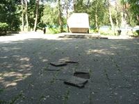 Wyrwane płytki chodnikowe.