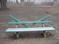 Połamana ławka.