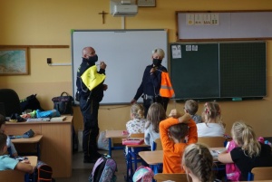 Strażnicy rozdali pierwszoklasistom pakiet odblaskowych gadżetów i broszurę z zasadami bezpieczeństwa