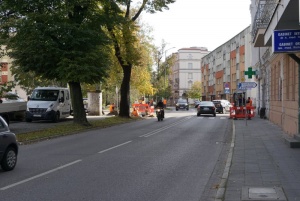 Dziś ruszyły roboty w obrębie przejść przy ul. Wojska Polskiego 17 i 15. W kolejnych dniach oświetlenie będzie montowane przy przejściach na ulicach: Opawskiej, Podwalu, Ogrodowej i Słowackiego.