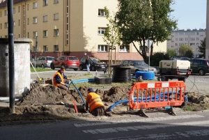 Dziś ruszyły roboty w obrębie przejść przy ul. Wojska Polskiego 17 i 15. W kolejnych dniach oświetlenie będzie montowane przy przejściach na ulicach: Opawskiej, Podwalu, Ogrodowej i Słowackiego.