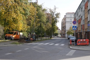 Dziś ruszyły roboty w obrębie przejść przy ul. Wojska Polskiego 17 i 15. W kolejnych dniach oświetlenie będzie montowane przy przejściach na ulicach: Opawskiej, Podwalu, Ogrodowej i Słowackiego.