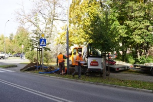 Dziś ruszyły roboty w obrębie przejść przy ul. Wojska Polskiego 17 i 15. W kolejnych dniach oświetlenie będzie montowane przy przejściach na ulicach: Opawskiej, Podwalu, Ogrodowej i Słowackiego.