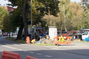 Dziś ruszyły roboty w obrębie przejść przy ul. Wojska Polskiego 17 i 15. W kolejnych dniach oświetlenie będzie montowane przy przejściach na ulicach: Opawskiej, Podwalu, Ogrodowej i Słowackiego.