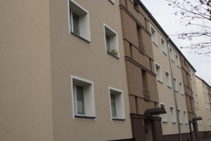 Kamienica przy ul. Skłodowskiej po termomodernizacji w bezpośrednim sąsiedztwie kamienicy przy ul. Skłodowskiej – Curie 15 – 17 