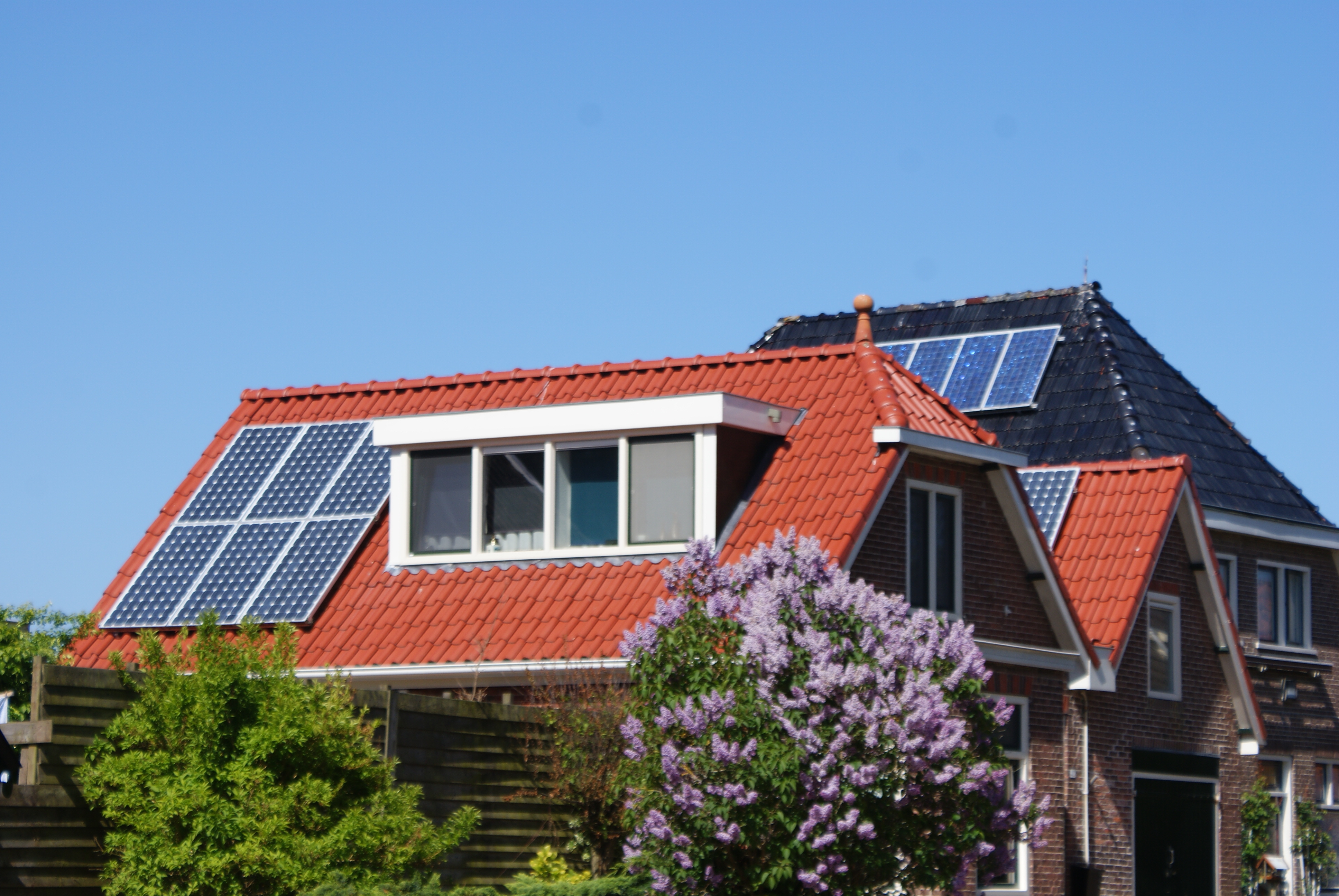 Zdjęcie przedstawia instalację solarną na budynku mieszkalnym