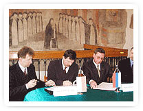 Sur la photo, de gauche à droite: Mirosław Lenk Président Adjoint de Racibórz (1999 – 2002), Adam Hajduk Président de Racibórz (2001 – 2002), Alekseji Koniuszenko Maire de Kaliningrad, Tadeusz Wojnar Président du Conseil Municipal de Racibórz