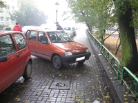 Całkowicie zablokowany chodnik przez nieprawidłowo parkujący pojazd.