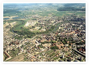 Město Ratiboř se nachází na důležitých komunikačních tratích; silničních i železničních. 