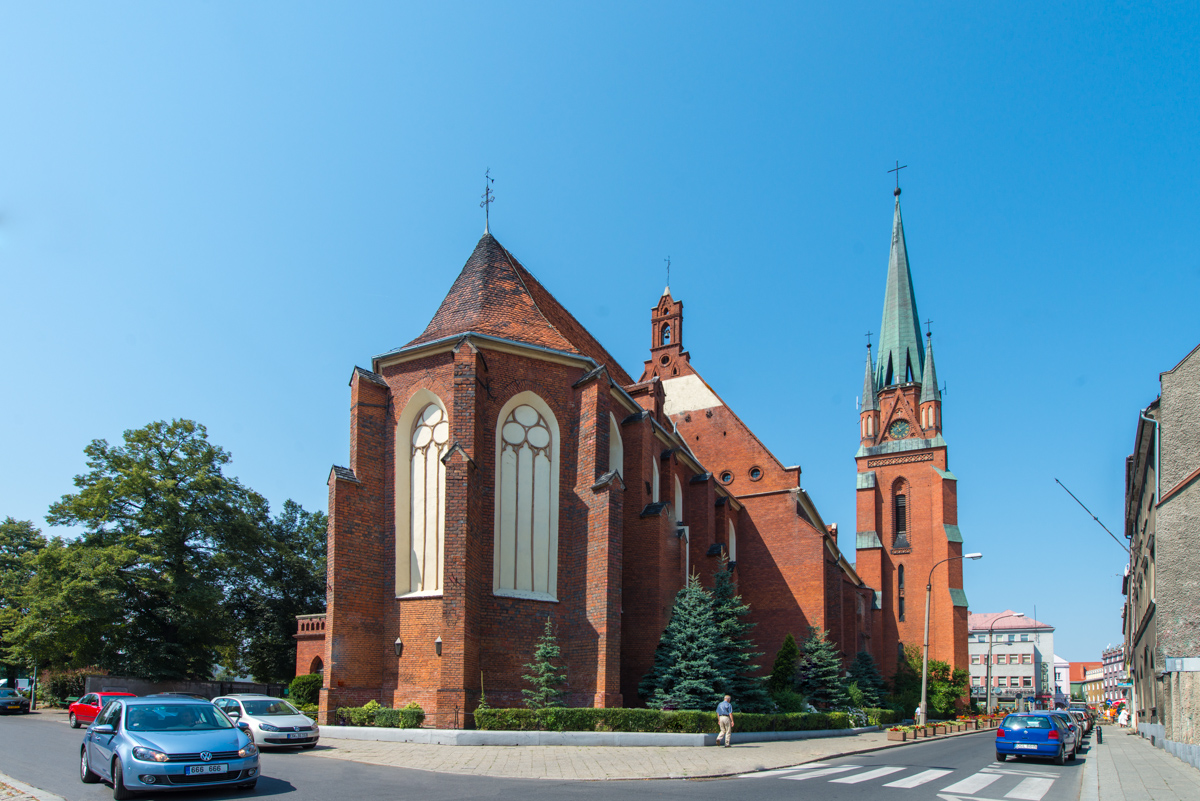 widok kościoła z ulicy